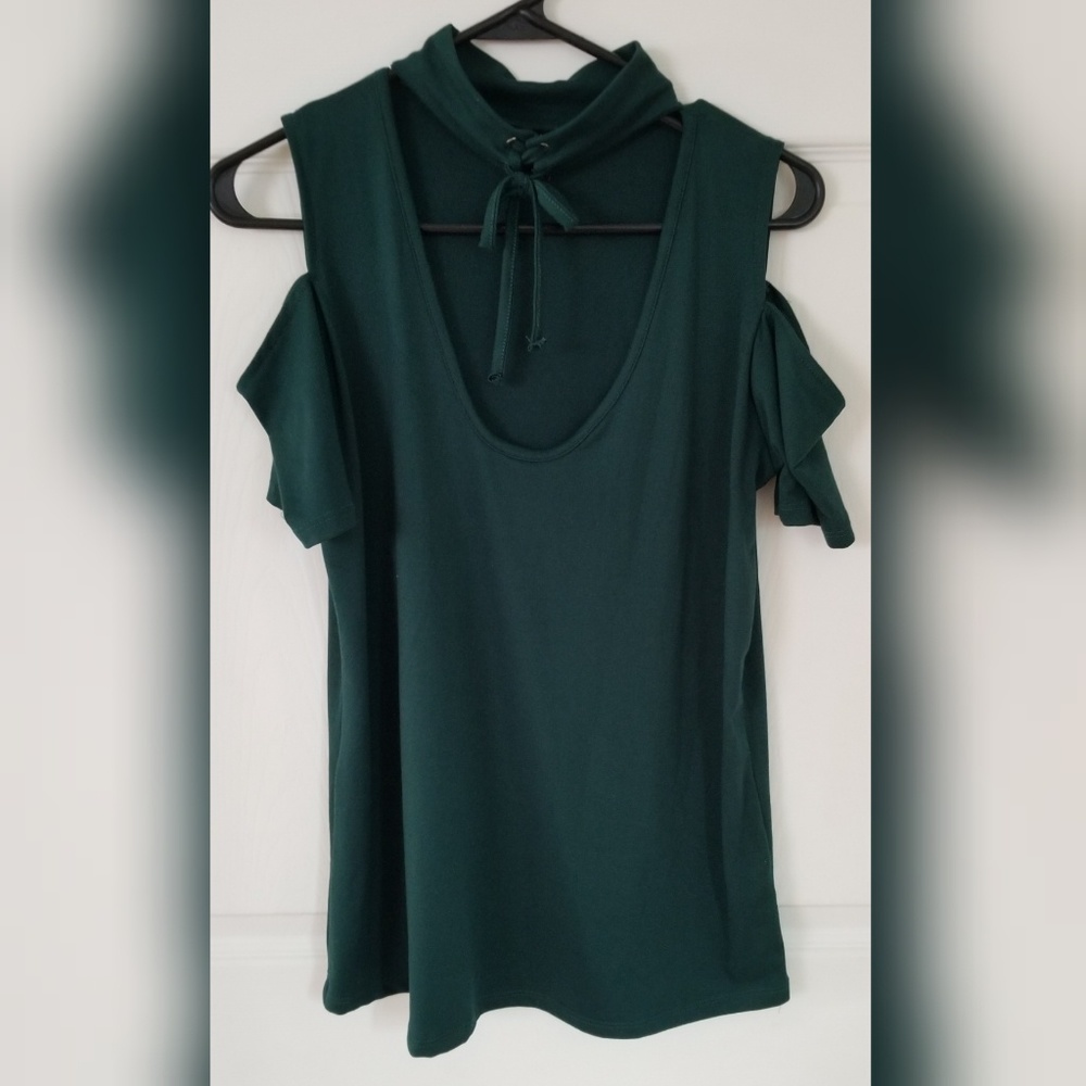 Emerald Cut Out Tee with Choaker